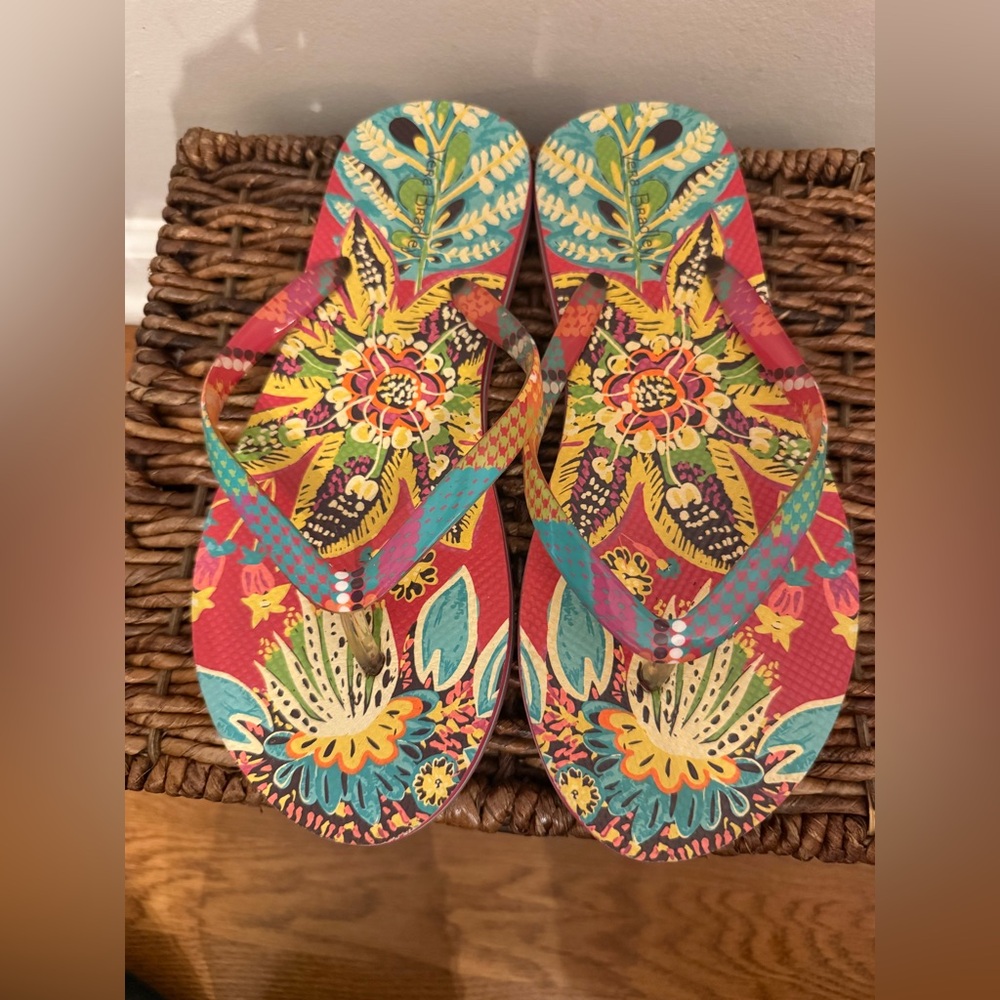 Vera Bradley flip flops size 6